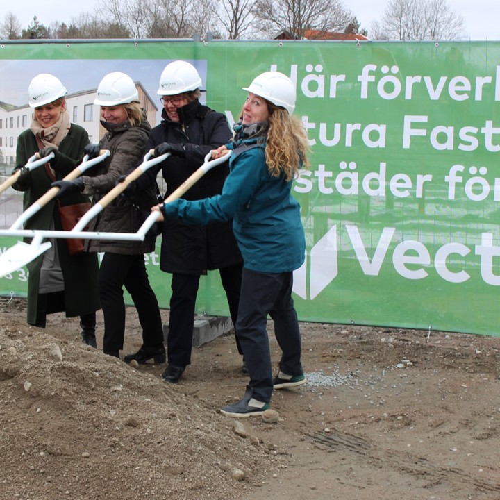 På bilden: Ulla Tansen Affärsområdetchef Vardaga, Susanne Ekblom VD Vectura Fastigheter, Kerstin Eskhult Ordförande i Socialnämnden samt Ingrid Westman ägare av Friendly Building.