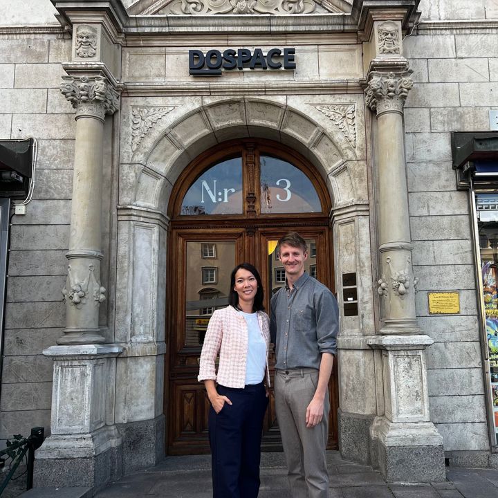Katarina Fu och Niclas Söör utanför DOSPACE Stortorget i Linköping